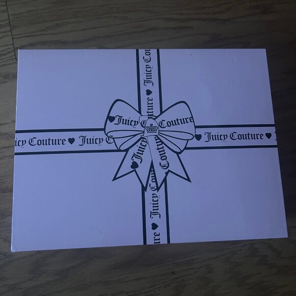 Juicy Couture Pink Velvet Mini Bag Set: A Pink Wallet and Key Chain Included - Picture 4 of 4